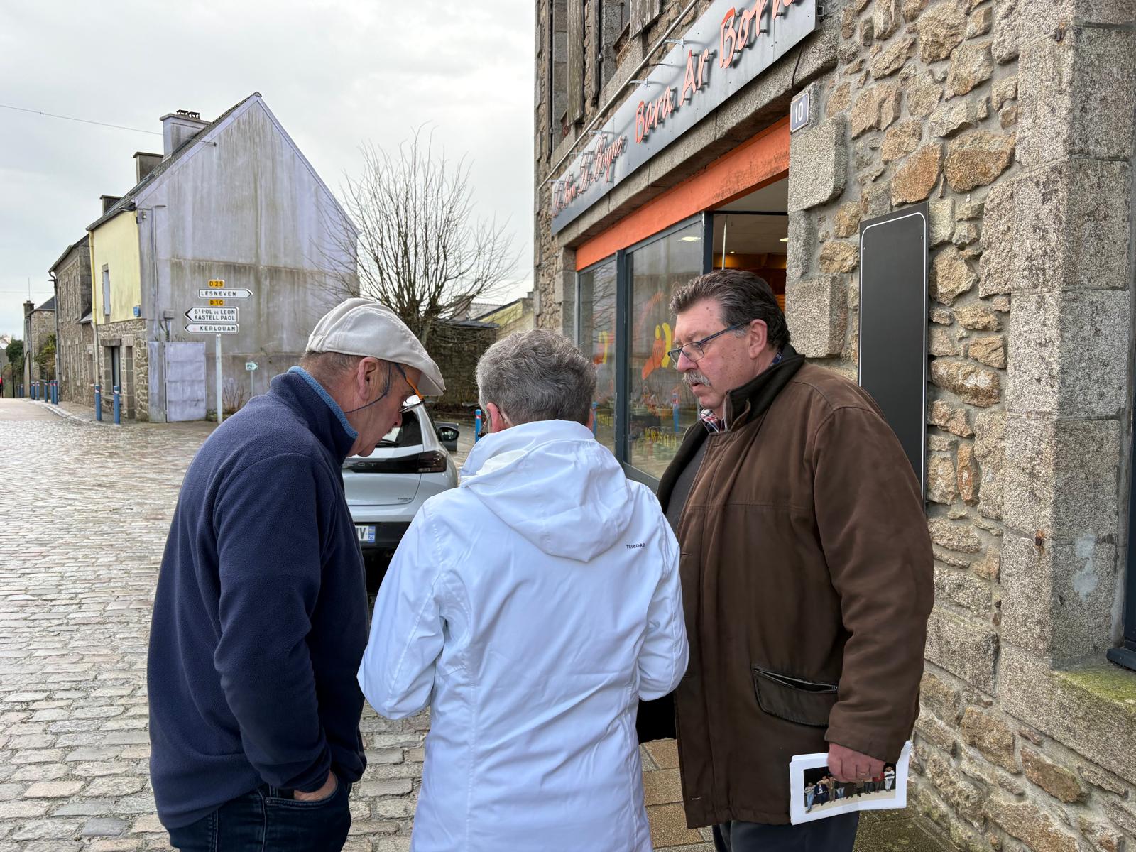 Tractage et rencontre dans le bourg - Guissény avec vous